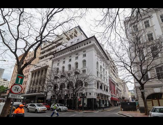 BEDROOM APARTMENT FOR SALE IN CAPE TOWN CITY CENTRE
